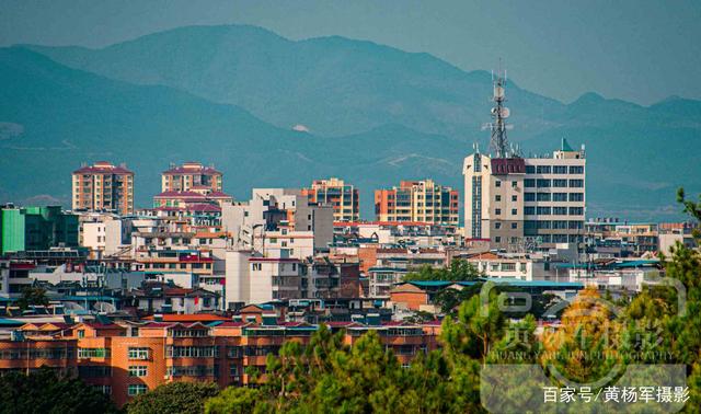 赣州于都县的城市风光,山间的小城新的高楼建筑,美丽熟悉的于都