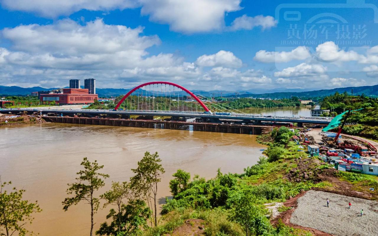 长征源头架飞虹，胜利大桥建设正酣